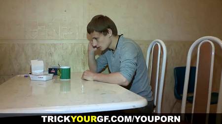 Юная девчонка отдалась любовнику перед своим пареньком