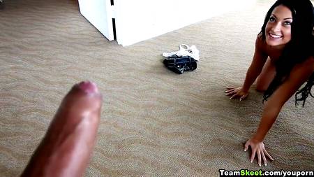 Большая и мягкая попка студентки устраивает ее нового дружка