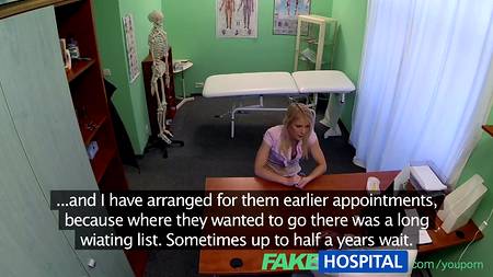 Блондиночка захотела отдаться привлекательному доктору