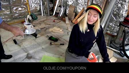 Юная шлюшка отдалась зрелому мужчине на хате