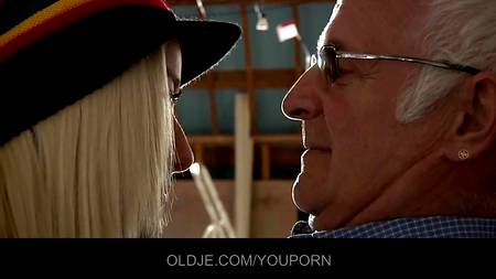 Юная шлюшка отдалась зрелому мужчине на хате