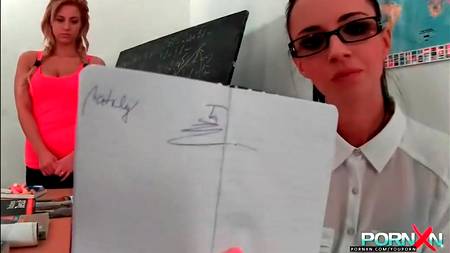 Учительница страстно позабавилась со студентами