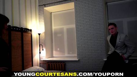 Парень с маленьким членом переспал с развратной подружкой