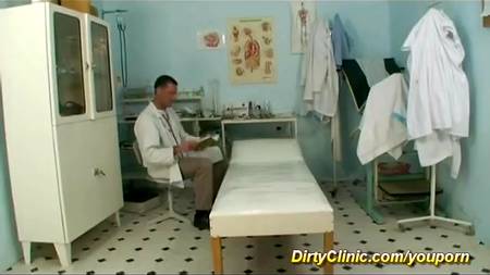 Поставил раком длинноногую пациентку