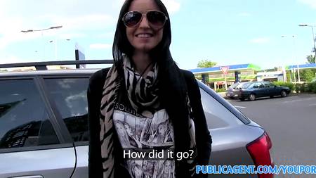 Самец на парковке уговаривает незнакомку заняться сексом