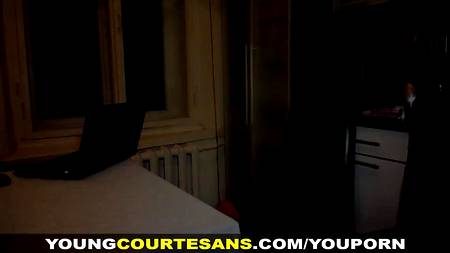 Русская студентка отдыхает с неугомонным другом своего отца