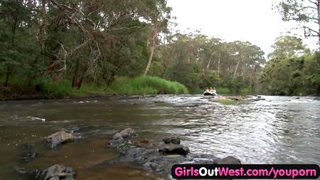 Молодки-лесбиянки обожают групповушки на природе