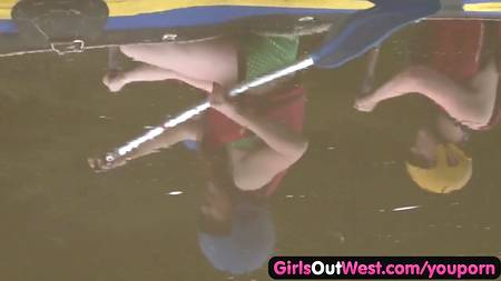 Молодки-лесбиянки обожают групповушки на природе