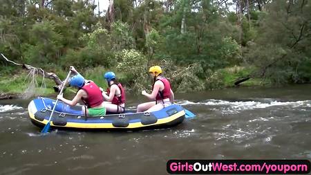 Молодки-лесбиянки обожают групповушки на природе