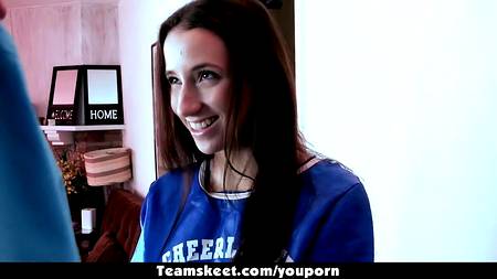 Юная куколка приехала на квартиру к зрелому учителю