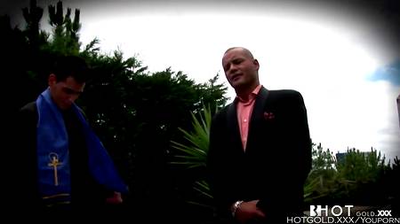 Невеста страстно занимается сексом на улице и дико стонет