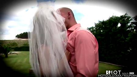 Невеста страстно занимается сексом на улице и дико стонет