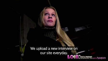 Накачанный пикапер трахает рачком сисястую незнакомку