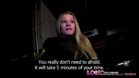 Накачанный пикапер трахает рачком сисястую незнакомку