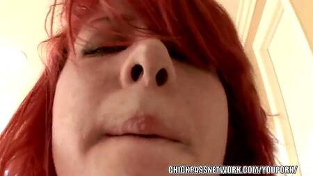 Мужик не жалеет рыжую сучку, а ебет её очень жестко