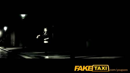 Брюнетка с удовольствием перепихнулась с таксистом