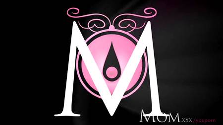 Девка любит трахаться, не снимая трусов