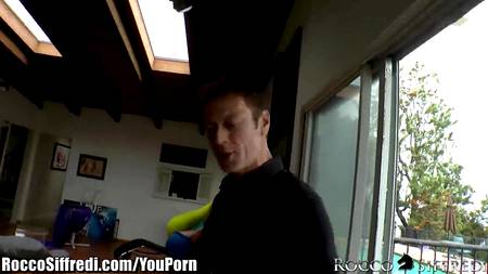 Красавчик кормит спермой двух послушных любовниц