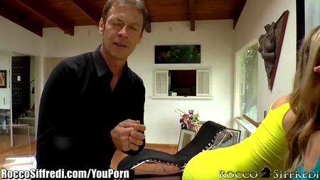 Красавчик кормит спермой двух послушных любовниц