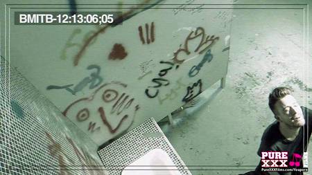 Рыжая бестия долбится в туалете с незнакомцем в наколках