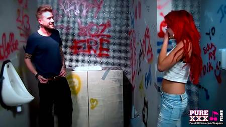 Рыжая бестия долбится в туалете с незнакомцем в наколках
