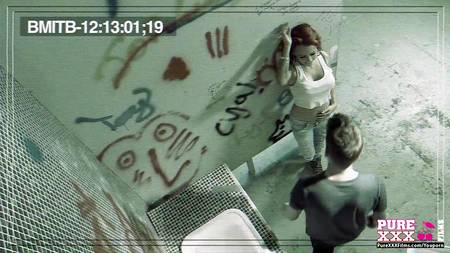 Рыжая бестия долбится в туалете с незнакомцем в наколках