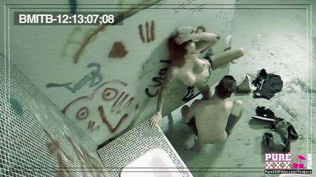 Рыжая бестия долбится в туалете с незнакомцем в наколках