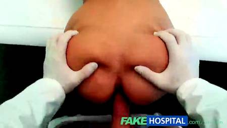 Ненасытный доктор позанимался сексом с красивой пациенткой