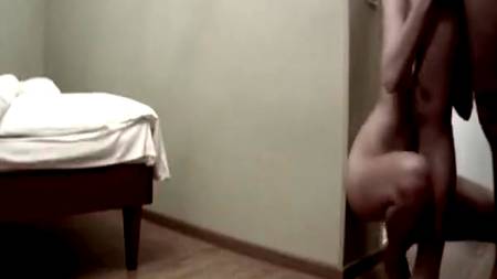 Молодая пара снимает горячий любительский секс в квартире