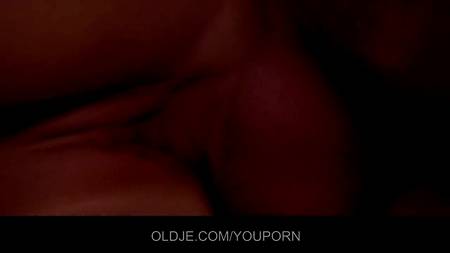 Дедуган соблазнился на стажерку