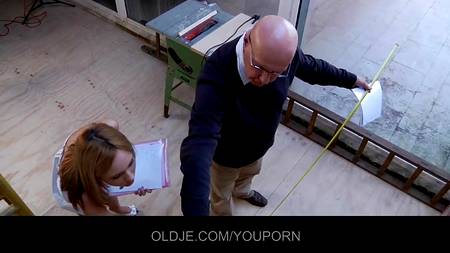 Дедуган соблазнился на стажерку