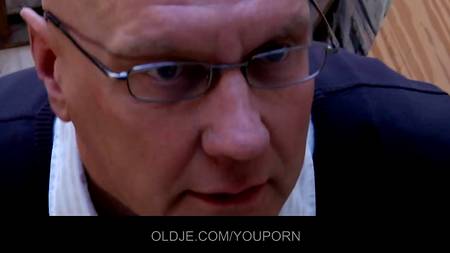 Дедуган соблазнился на стажерку