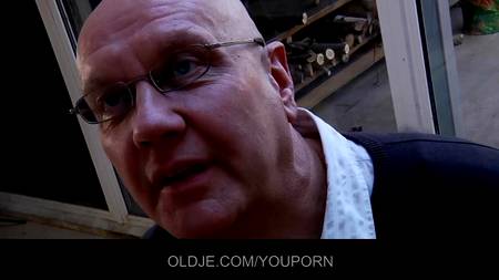 Дедуган соблазнился на стажерку