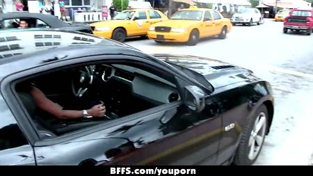 Голодные девушки обслуживают громадный хуй на вечеринке