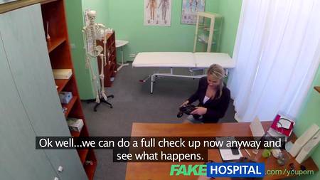 Две лесбы уединились в туалете и смачно потрахались