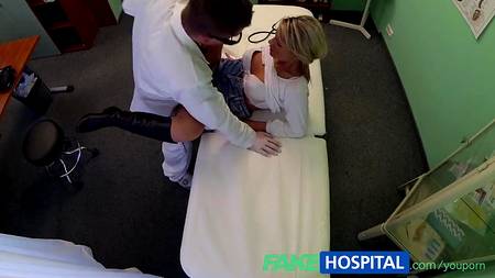 Две лесбы уединились в туалете и смачно потрахались