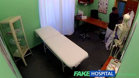 Две лесбы уединились в туалете и смачно потрахались