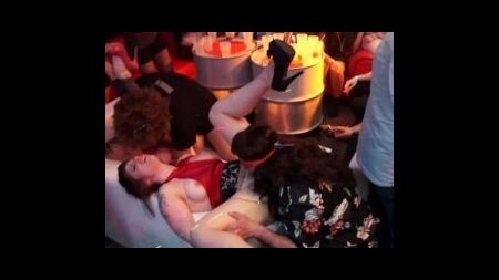 Пьяная вечеринка принесла людям радость и страстный секс