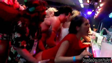 Пьяная вечеринка принесла людям радость и страстный секс