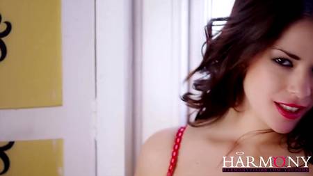 Шикарная брюнетка получила выстрел спермы на классный лобок