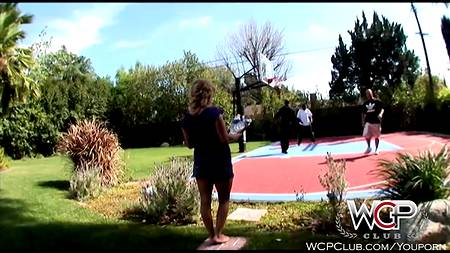 Мускулистый негр потрахал блондинку в очко и пострелял спермой