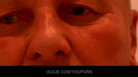 Приятный сон пожилого жеребца с молодой блондинкой