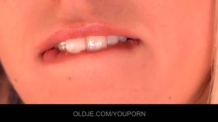 Приятный сон пожилого жеребца с молодой блондинкой