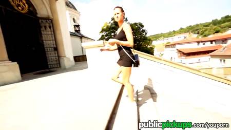 Веселая девушка разделась на улице и получила грубый секс