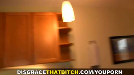 Блондиночка показывает как удовлетворяет мужчину