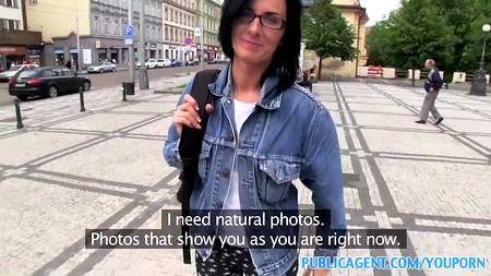 Стройная брюнетка и горячий секс с незнакомцем