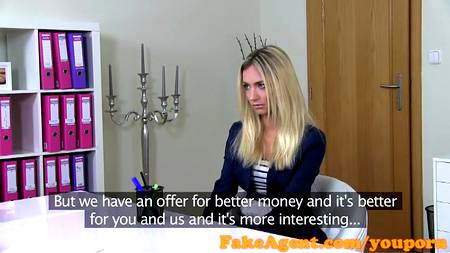 Блондинка на кастинге дает себя трахать