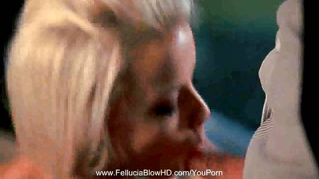 Блондинка умеет встречать своего супруга с работы