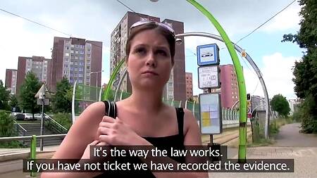 Яркая студентка зашла в кусты и переспала с первым встречным