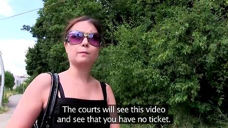 Яркая студентка зашла в кусты и переспала с первым встречным